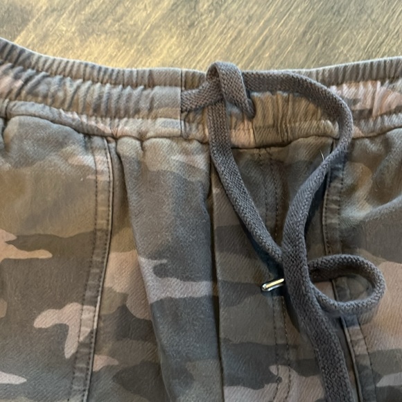 Athleta size 8 sweat shorts - Picture 2 of 4